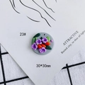 Vista macro del colgante de flor de arcilla polimérica 30x30mm con pétalos púrpuras - Estilo Redondo Gris Flor Púrpura de 5 Pétalos (23)