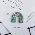 Vista macro del colgante de arcilla en forma de U con flores 3D y patrones de bayas - Estilo Arco Gris-Verde Flores 3D (25)