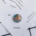 Vista macro detallada de un dije de flor de 24mm para accesorios de joyería DIY - Estilo Redondo Gris Oscuro Rosa Rosada (26)