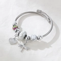 Silbernes Charm-Armband mit Libellen- und Herzanhänger an einem modischen Seilarmband - Weiß