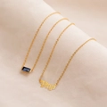 Collier zodiaque Vierge doré avec pierre précieuse bleu marine sur tissu en soie - Vierge