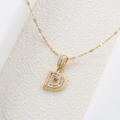 Detail der goldenen Halskette mit Buchstabe D und glitzernden Zirkonia-Einlagen - Buchstabe D