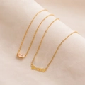 Collier zodiaque Scorpion doré avec pierre précieuse champagne sur fond de soie - Scorpion