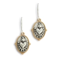 Detaillierte Makroansicht der Sacred Heart Ohrringe mit goldenen Kontrastrahmen - Ohrringe / Silber Herz Stil