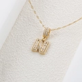 Dettaglio della collana con ciondolo lettera N dorata con zirconi cubici brillanti - Lettera N