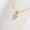 Dettaglio del pendente dorato con zirconi brillanti incastonati a baguette e tondi - Lettera T