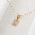 Collana con pendente lettera E dorata e grandi zirconi su supporto bianco geometrico - Lettera E