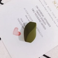 Detalle de una cuenta de acrílico mate verde oscuro en una tarjeta de invitación blanca - Tira Larga Retorcida (2#) / Verde Militar