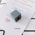 Gros plan d'une perle cube en bois bleu-gris 20x20mm avec texture de grain de bois - Cube Bleu Gris (20x20mm)