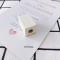 Gros plan d'une perle rectangulaire en bois blanc mat, 30x20mm pour accessoires de bijoux - Rectangle Blanc (30x20mm)