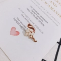 Detailansicht eines Flamingos mit goldenen Kanten und cremeweißer Emaille-Oberfläche - Off-White (Links)