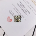 Detail van vierkante sieraden hanger met kleurrijke schelpinleg op een kaartje - Gekleurde Schelpfragment Ingelegde Vierkante Stijl (KP2735-4)