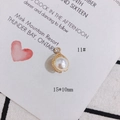 Detail eines weißen Perlenanhängers mit goldenem Texturrand und Aufhängeloch für DIY - Strukturierter Rahmen umwickelte Perle (11#)