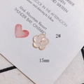 Makroaufnahme einer 15mm rosa Muschel-Blüten-Perle für DIY-Schmuck auf weißem Papier - Blassrosa Fünfblättriger Blumenstil (2#) / 15mm