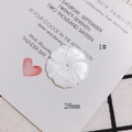Vue macro d'une fleur de nacre sculptée de 28mm avec cinq pétales pour bijoux DIY - Fleur blanche à cinq pétales 28mm (1#)
