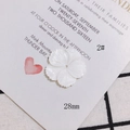 Détail macro d'une fleur de nacre sculptée de 28 mm pour bijoux DIY et accessoires cheveux - Fleur blanche 3D 28mm (2#)