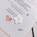Vue macro de la fleur en nacre de 20mm avec pétales gravés pour bijoux DIY - Fleur à texture lisse 20mm (5#)