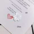 Détail macro d'une fleur de nacre sculptée blanche à cinq pétales pour bijoux DIY - Accessoire de fleur blanche à plusieurs pétales (6#)
