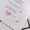 Macro d'une perle fleur en nacre blanche de 10mm pour la création de bijoux DIY - Fleur texturée nacre 10mm (15#)