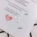 Vista dettagliata di un fiore in madreperla da 16mm con riflessi per la creazione di gioielli - Fiore Lucentezza Iridescente Bianco Perla (18#)