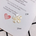 Dettaglio del ciondolo a forma di fiore di conchiglia da 20mm per gioielli fai-da-te - Fiore a Cinque Petali Intagliato Linee Radiali (23#)