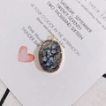 Dettaglio del ciondolo ovale in resina druzy grigio e viola con bordo dorato per gioielli DIY - Grigio Scuro Blu Viola (1#)