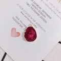 Dettaglio macro del ciondolo druzy rosso rosa a goccia con elegante bordo dorato - Rosa Rosso Goccia (2#)