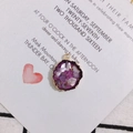 Dettaglio di un ciondolo irregolare in resina viola con foglia d'oro e bordo metallico - Viola Irregolare Tondo (8#)