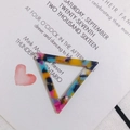 Detalle macro de un colgante de triángulo de acetato colorido con textura de mármol para DIY - Tinta Multicolor Calada (4#)