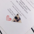 Vue détaillée du pendentif triangle en résine écaille pour création de bijoux DIY - Motif Léopard Plein (7#)