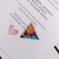 Vue macro d'un pendentif triangulaire coloré en acétate pour bijoux DIY et boucles - Encre Multicolore Plein (8#)