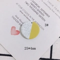 Detail eines 25 mm runden DIY-Ohrringanhängers mit Marmormuster und gelbem Split-Design - Senfgelb Patch Marmormuster (3#)