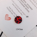 Vista macro de un colgante redondo de 15mm con estampado de leopardo rojo y negro - Redondo Estampado de Leopardo Rojo Negro(9#)