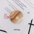 Makroansicht der 30mm Marmor-Harz-Ohrring-Charm mit braun-cremefarbenem Wirbelmuster - Kaffeemarmor-Muster (1#)