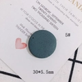 Nahaufnahme eines 30x5,5mm dunkelgrünen runden DIY-Ohrringanhängers mit schwarzer Spritztextur - Dunkelgrün Mit Schwarzen Punkten (5#)