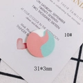 Detailaufnahme der 31mm dreifarbigen runden DIY-Ohrringkomponente mit matter Textur - Rosa Weiß Grüne Farbblockade (10#)