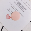 Vue macro d'un sceau décoratif en acrylique rose sur une carte d'invitation - Rose