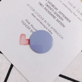 Gros plan d'un charme rond en acrylique lavande lisse posé sur une invitation de mariage - 3# Bleu Gris