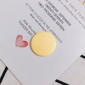 Gros plan d'une breloque ronde jaune mate en acrylique pour boucles d'oreilles DIY - Jaune Chaud (5#)