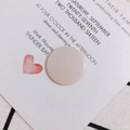 Détail de cabochons ronds en acrylique rose clair sur un fond d'invitation romantique - Couleur Chair (7#)