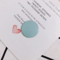 Primer plano de un disco acrílico azul claro sobre una tarjeta de invitación de boda - Verde Pasta de Frijoles (12#)