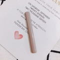 Détail d'une barrette rectangulaire en résine rose poudré avec une finition brillante - Rose racine de lotus