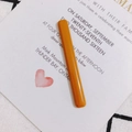Gros plan d'une breloque rectangulaire en acrylique orange poli pour bijoux DIY - Orange
