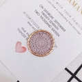 Makro-Detail von handgewebtem rosa Baumwoll-Ohrring-Anhänger mit goldenem Metallring - 4# Blassviolett