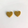 Détail de boucles d'oreilles cœur en acrylique jaune moutarde pour la création de bijoux - Jaune-vert