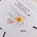 Vista macro di un fiore in perline di vetro intrecciate da 36mm per creazione gioielli DIY - Stile fiore bianco (1#)
