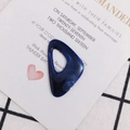 Nahaufnahme eines blau marmorierten Harz-Dreiecks für DIY-Schmuck auf einer Karte - Dunkelblau Marmor (1#)
