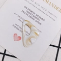 Dettaglio macro di un ciondolo per orecchini in resina marmorizzata con venature bianche - Marmo Caffè Bianco (5#)