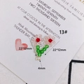 Dettaglio ciondolo a fiore in perline di cristallo rosa con foglia verde e anello d'oro - Ciondolo Floreale in Cristallo Rosa (13#)