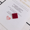 Makroaufnahme von 16mm glänzendem burgunderrotem Acryl-Quadrat für DIY-Schmuckzubehör - Dark Red (11#)